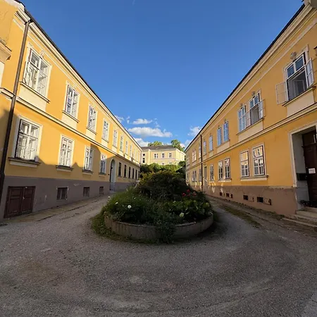 Modern - Altstadt & Parkplatz Мелк